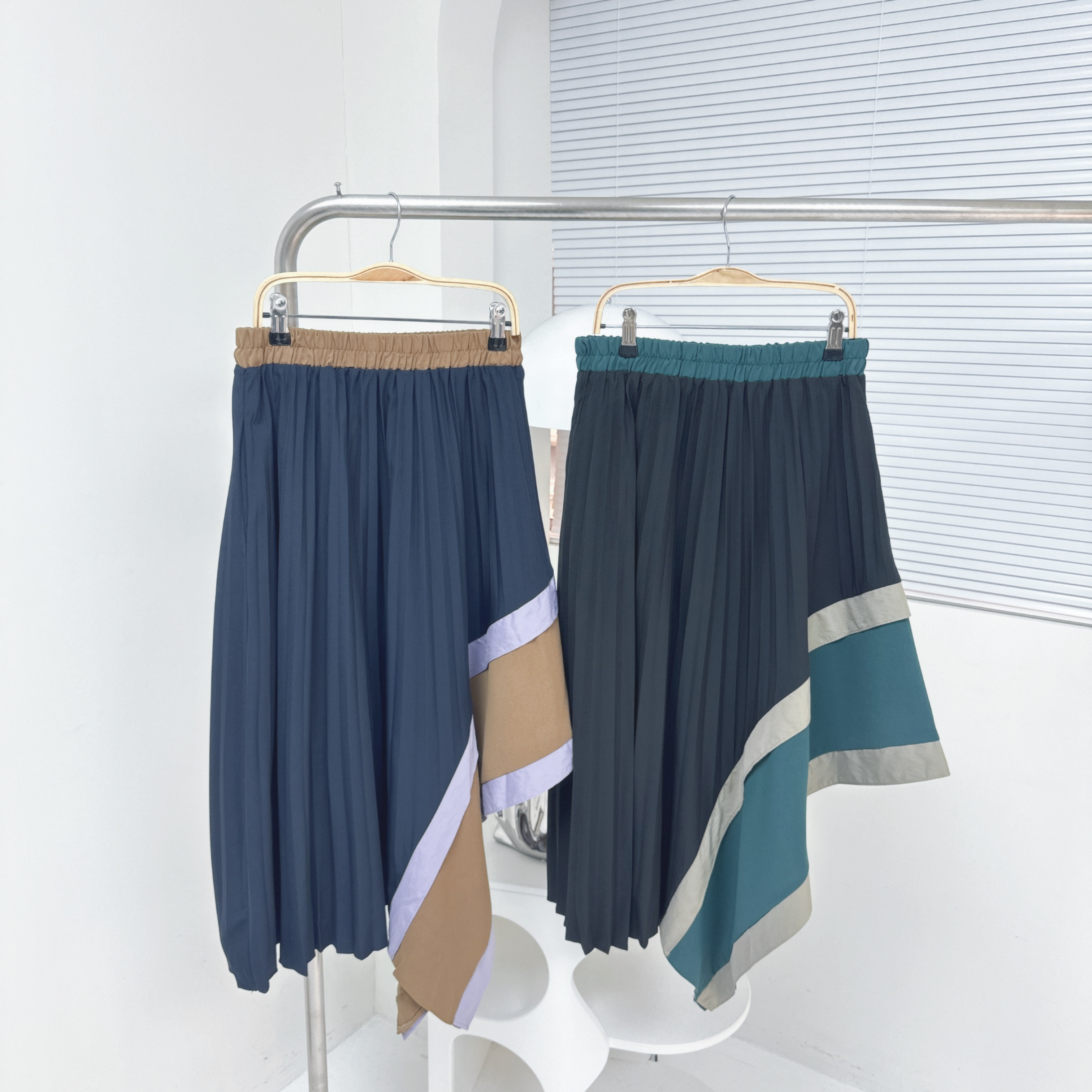 【廠家制】全橡筋腰斜Cut百摺半裙