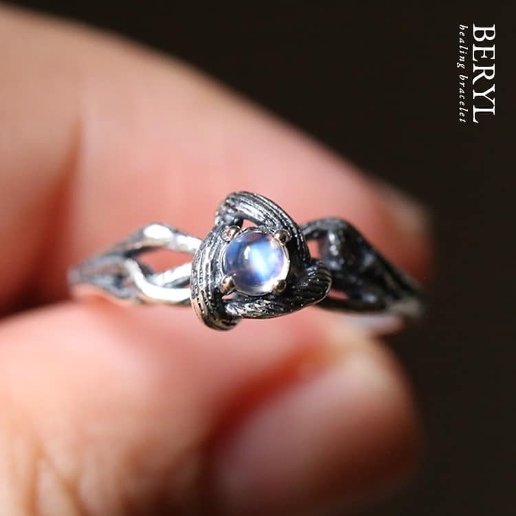 柔美卻充滿力量，頂級藍月光藤蔓許願純銀戒