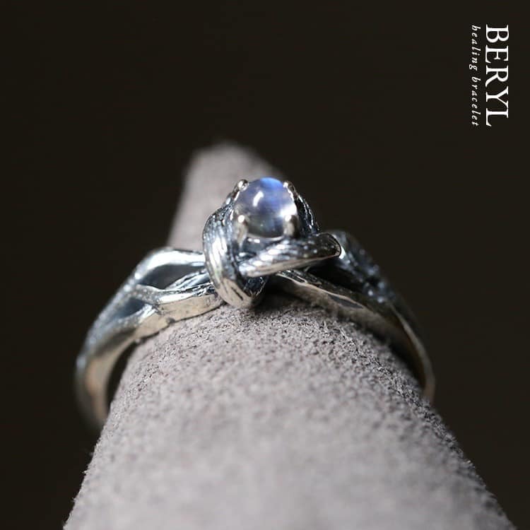 柔美卻充滿力量，頂級藍月光藤蔓許願純銀戒