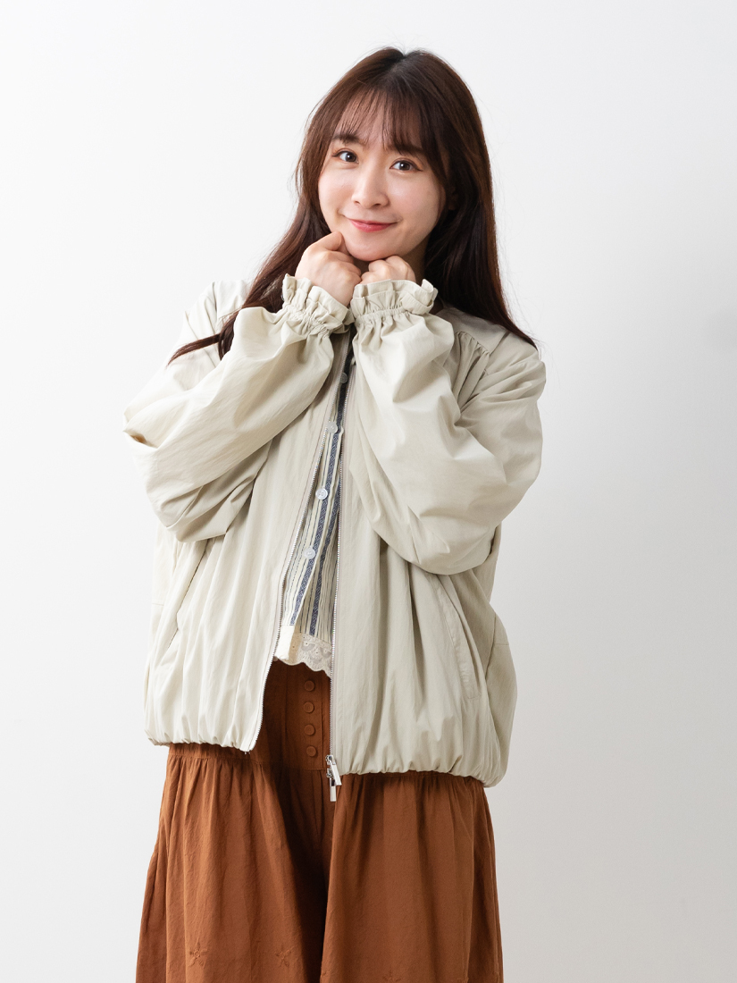 荷葉袖下擺細褶拉鍊外套