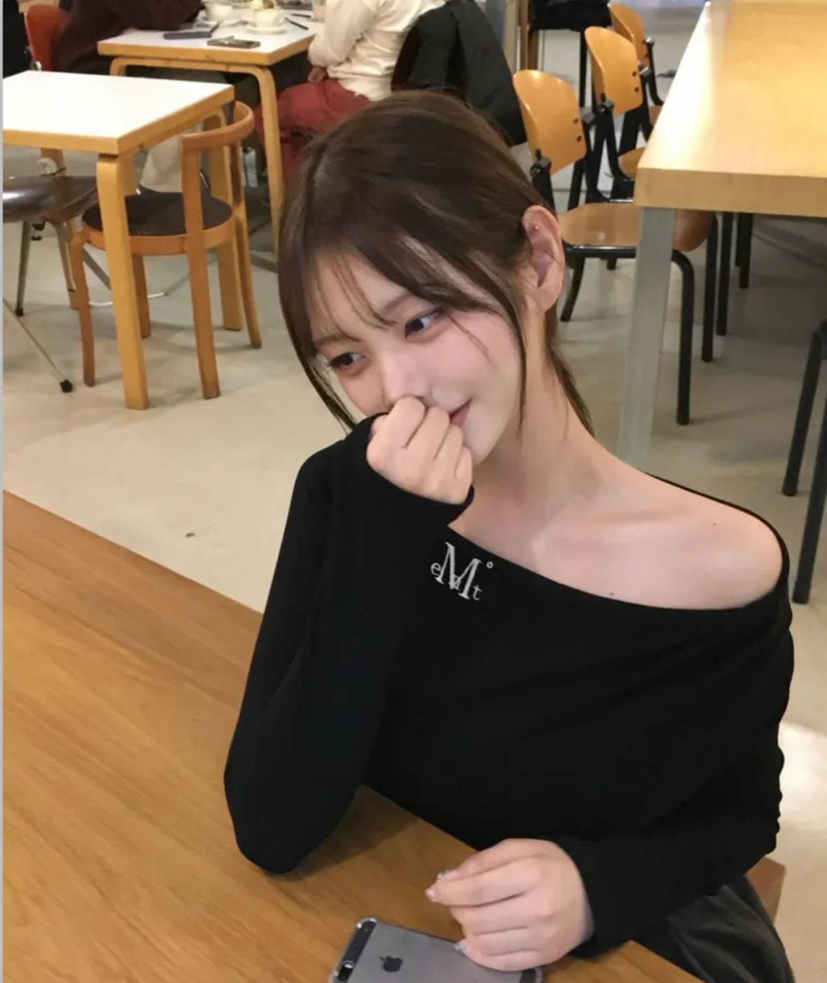 韓國🇰🇷連線 MUCENT 刺繡一字領上衣 平口 露肩 薄長袖 4色(任買兩件7-11免運)/預購