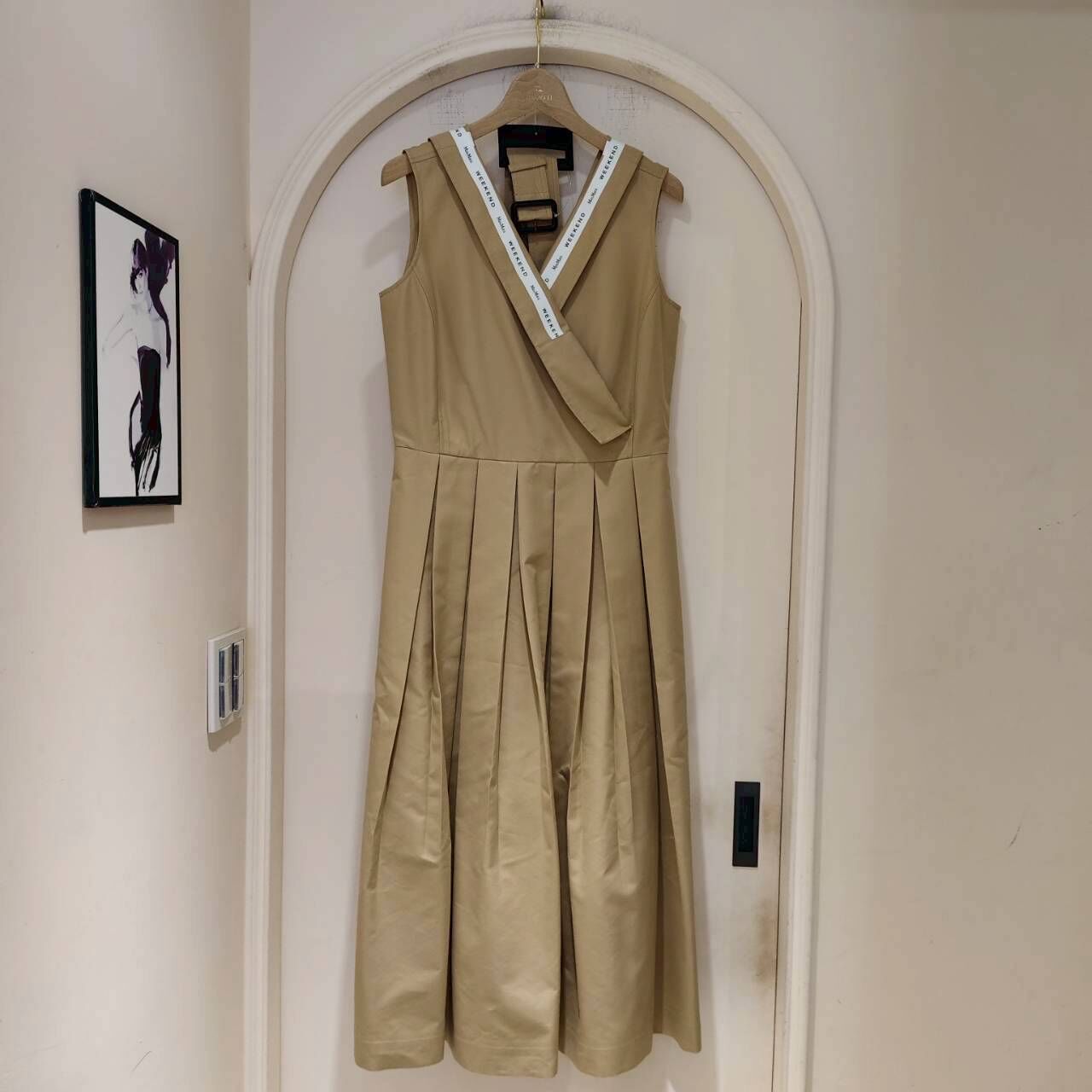 Max Mara 極簡V領立體摺無袖洋裝