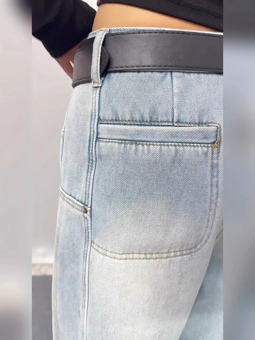 Sophisticated Straight-Leg Denim Pants for Pear-Shaped Figures