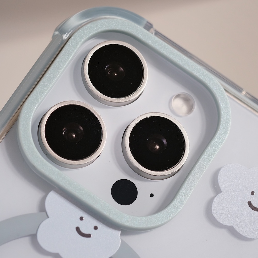 殼體厚度提升搭配4邊雙層防撞包覆，有效減緩碰撞  高規格防護，殼體高於鏡頭與螢幕，怎麼放都不怕刮！