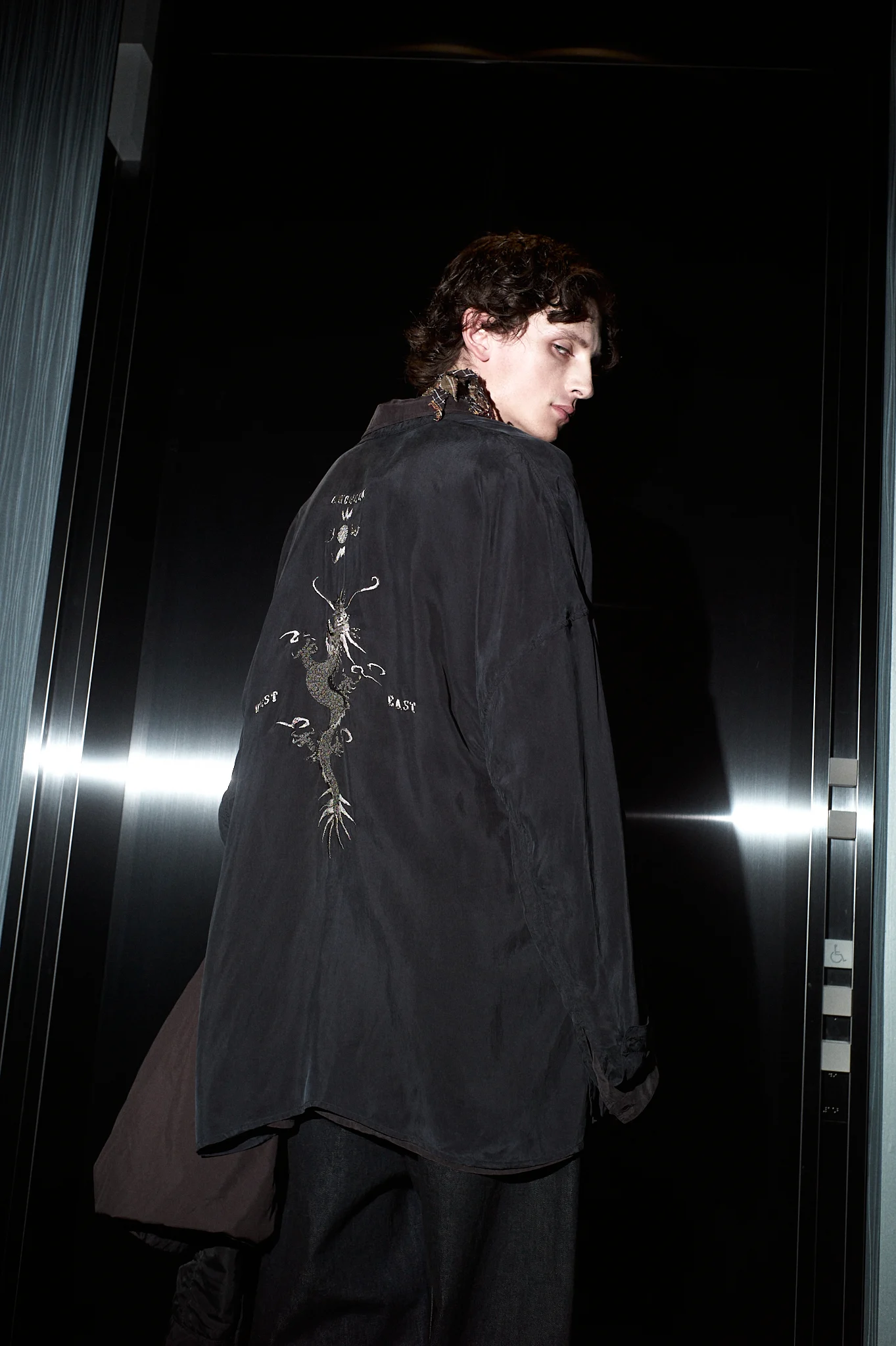 ANCELLM - EMBROIDERED SOUVENIR SHIRT / NAVY