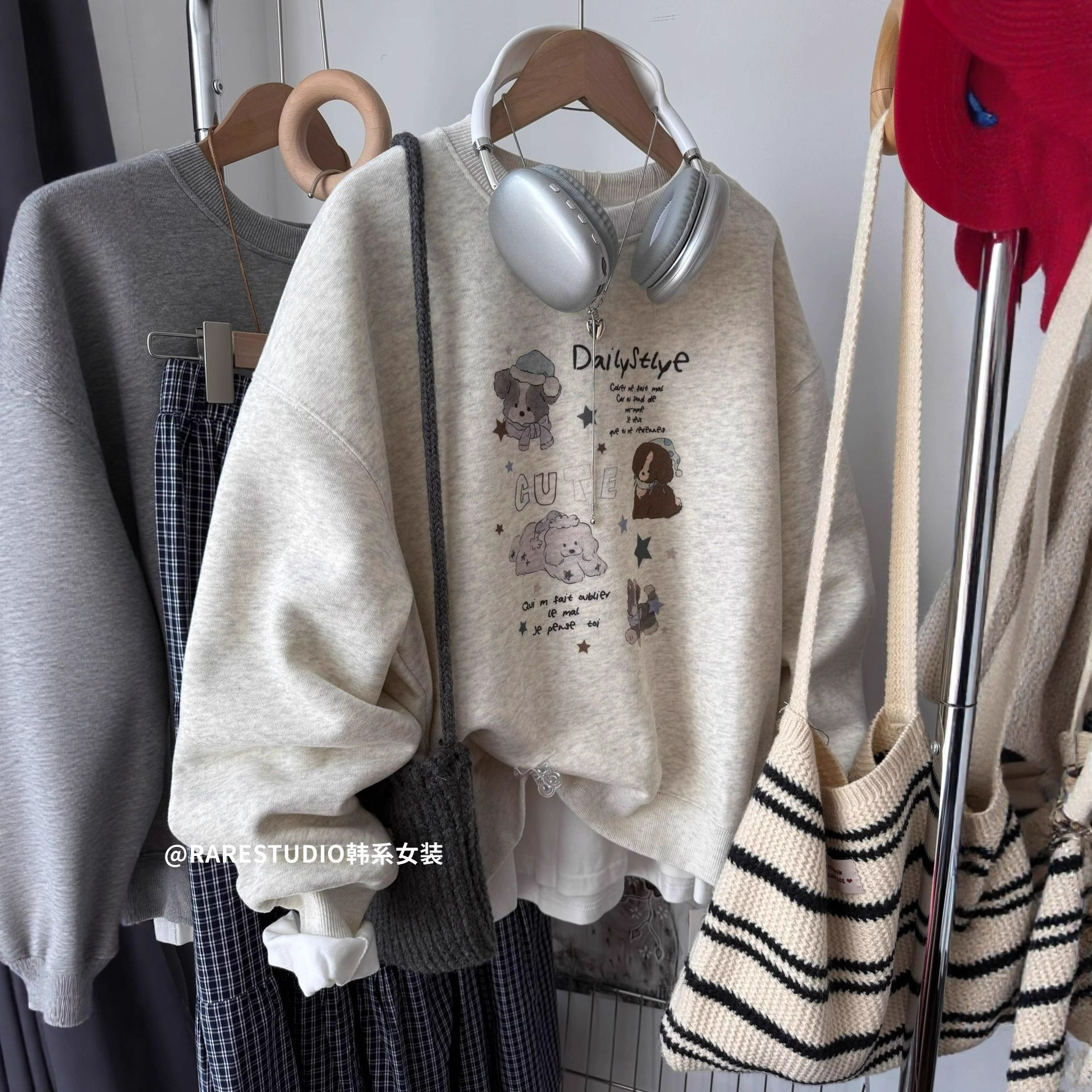 Korean-Style Star & Puppy Lightweight Loose Crewneck Sweatshirt