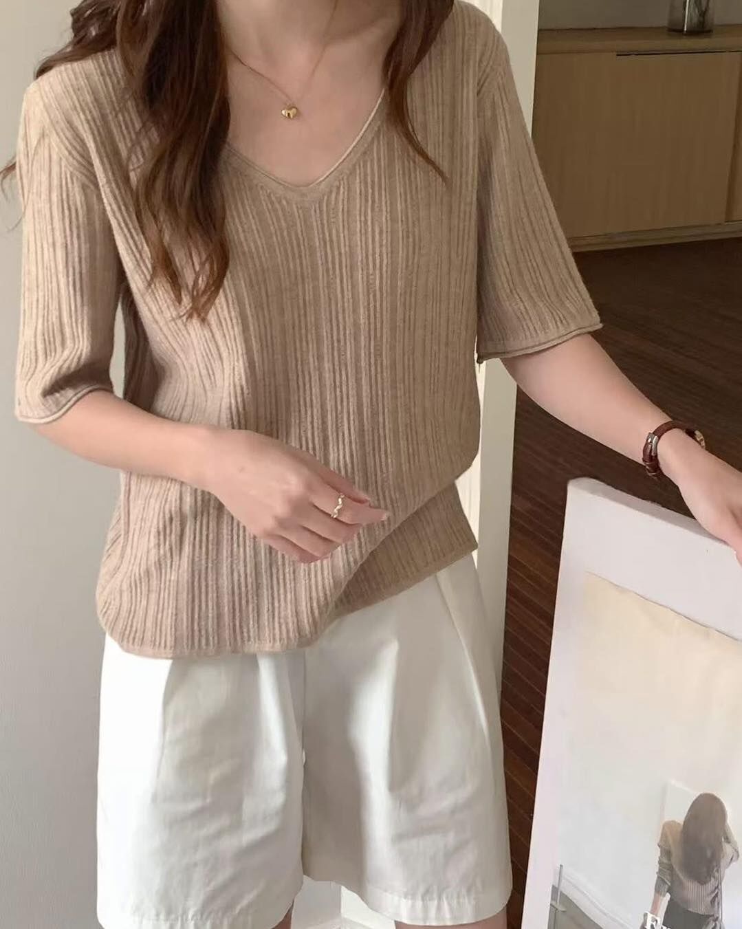 【簡約百搭的V領坑條彈性針織上衣】（預購）