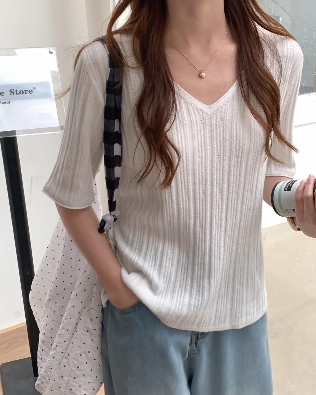 【簡約百搭的V領坑條彈性針織上衣】（預購）