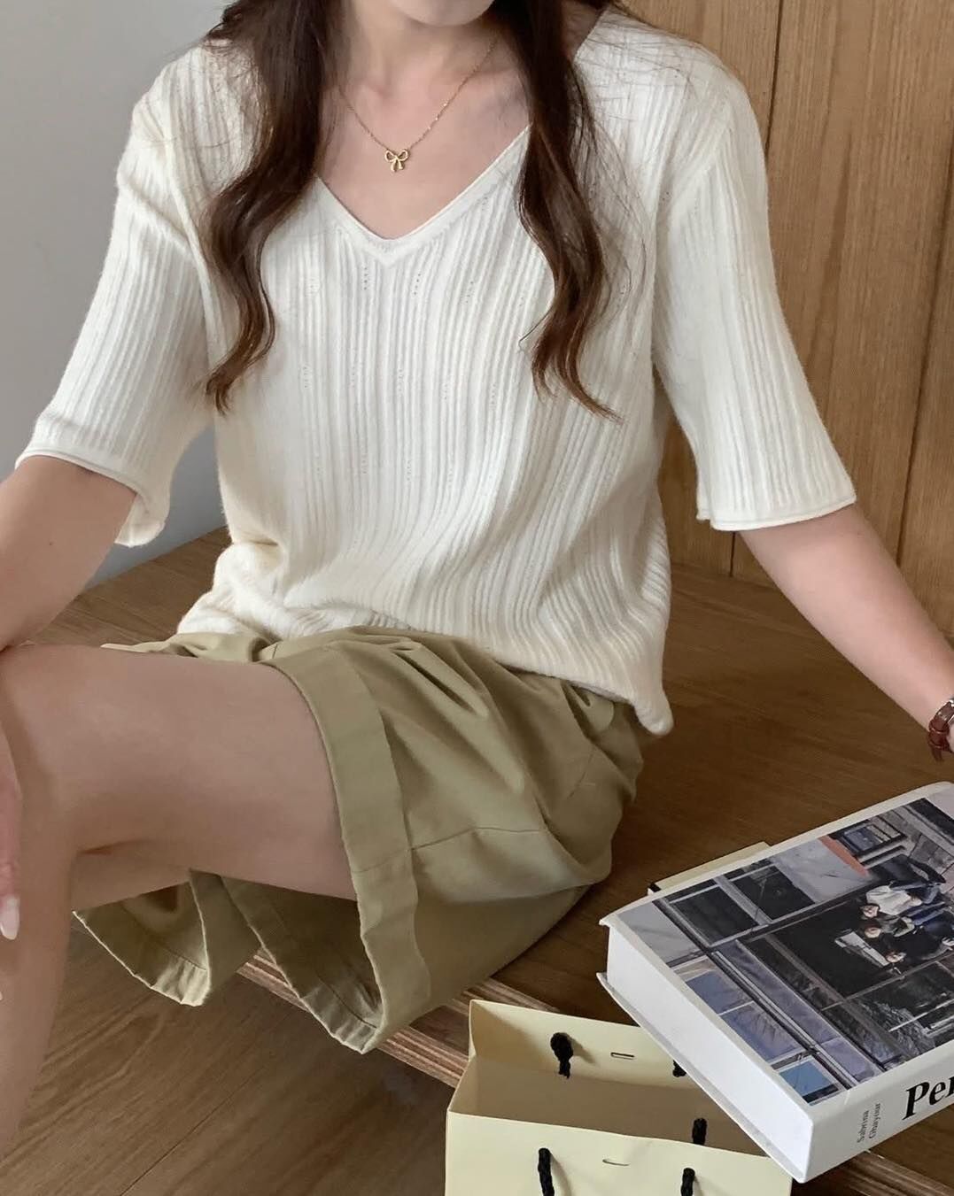 【簡約百搭的V領坑條彈性針織上衣】（現貨）
