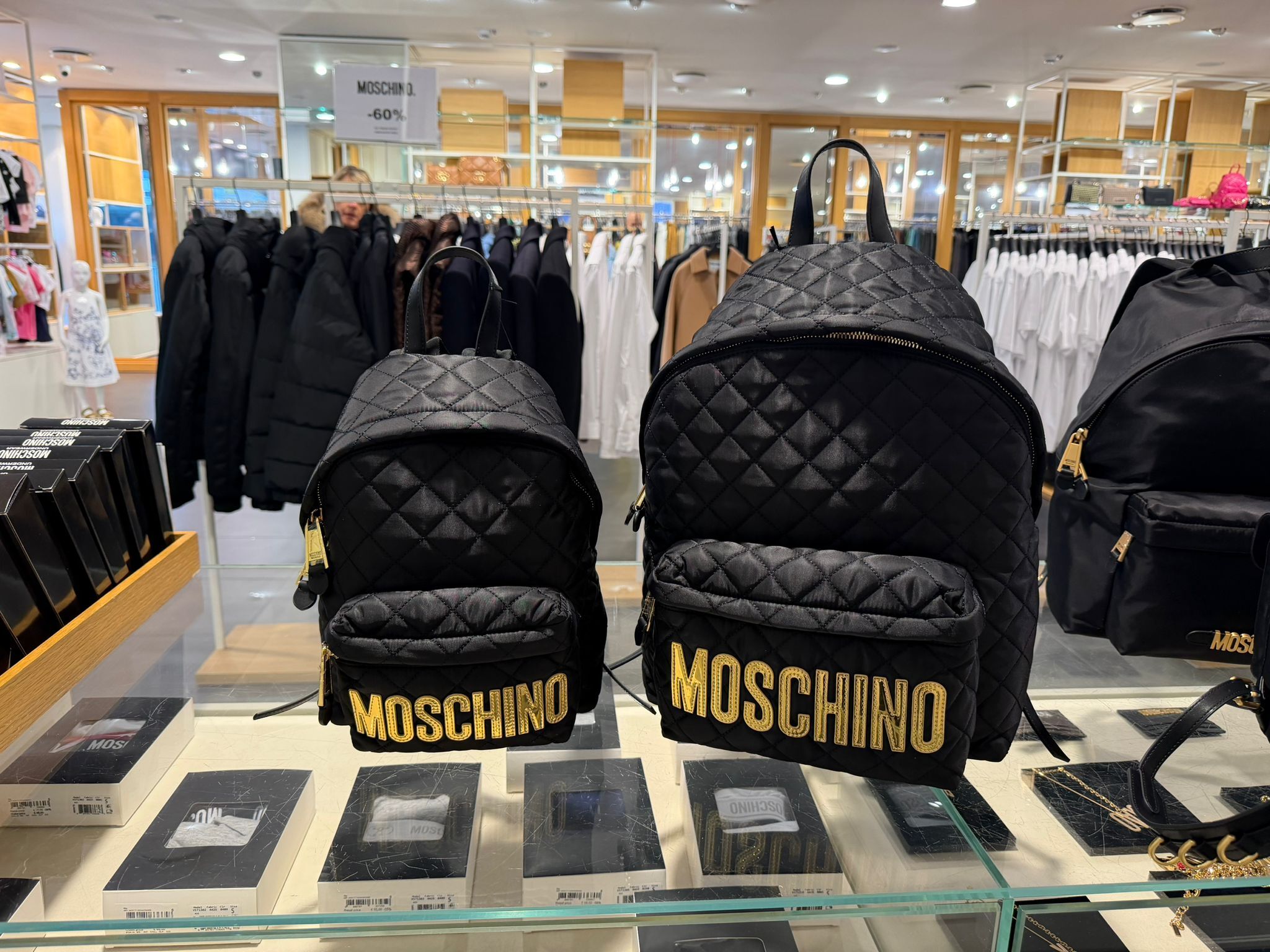【預訂】AE022501 Moschino 菱格紋尼龍背包