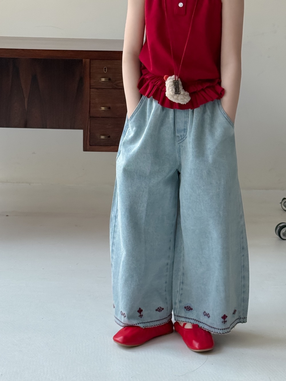 刺繡花直筒牛仔寬褲