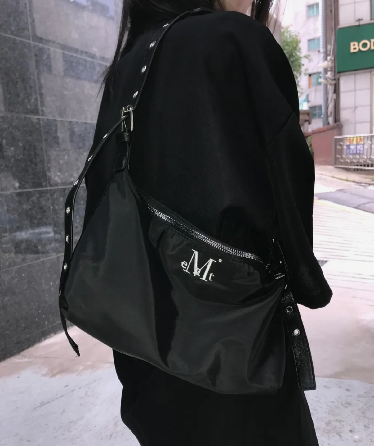 韓國🇰🇷連線 MUCENT 刺繡小Logo打孔背帶斜跨包 手提包 肩背包 黑色 (任買兩件7-11免運)/預購