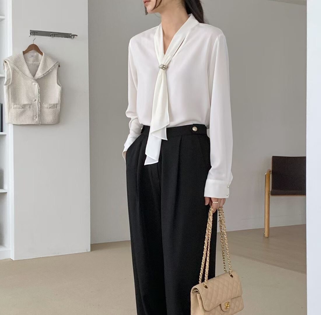 金屬綁帶領巾造型後釦式氣質上衣 / 2色