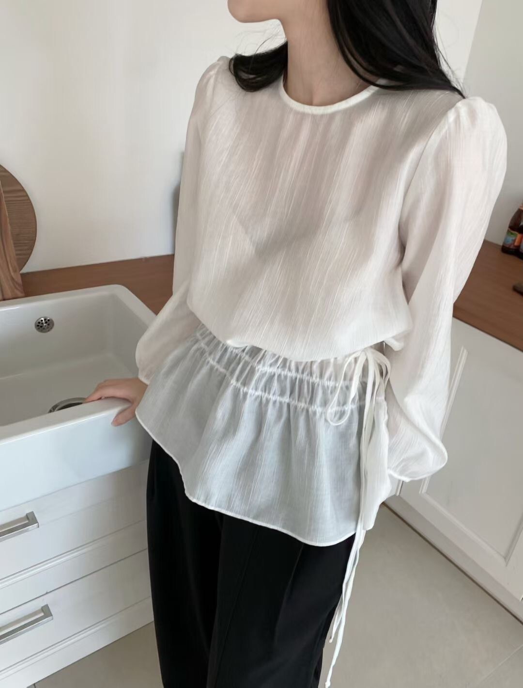 甜美女子抽繩收腰造型傘襬圓領上衣 / 2色