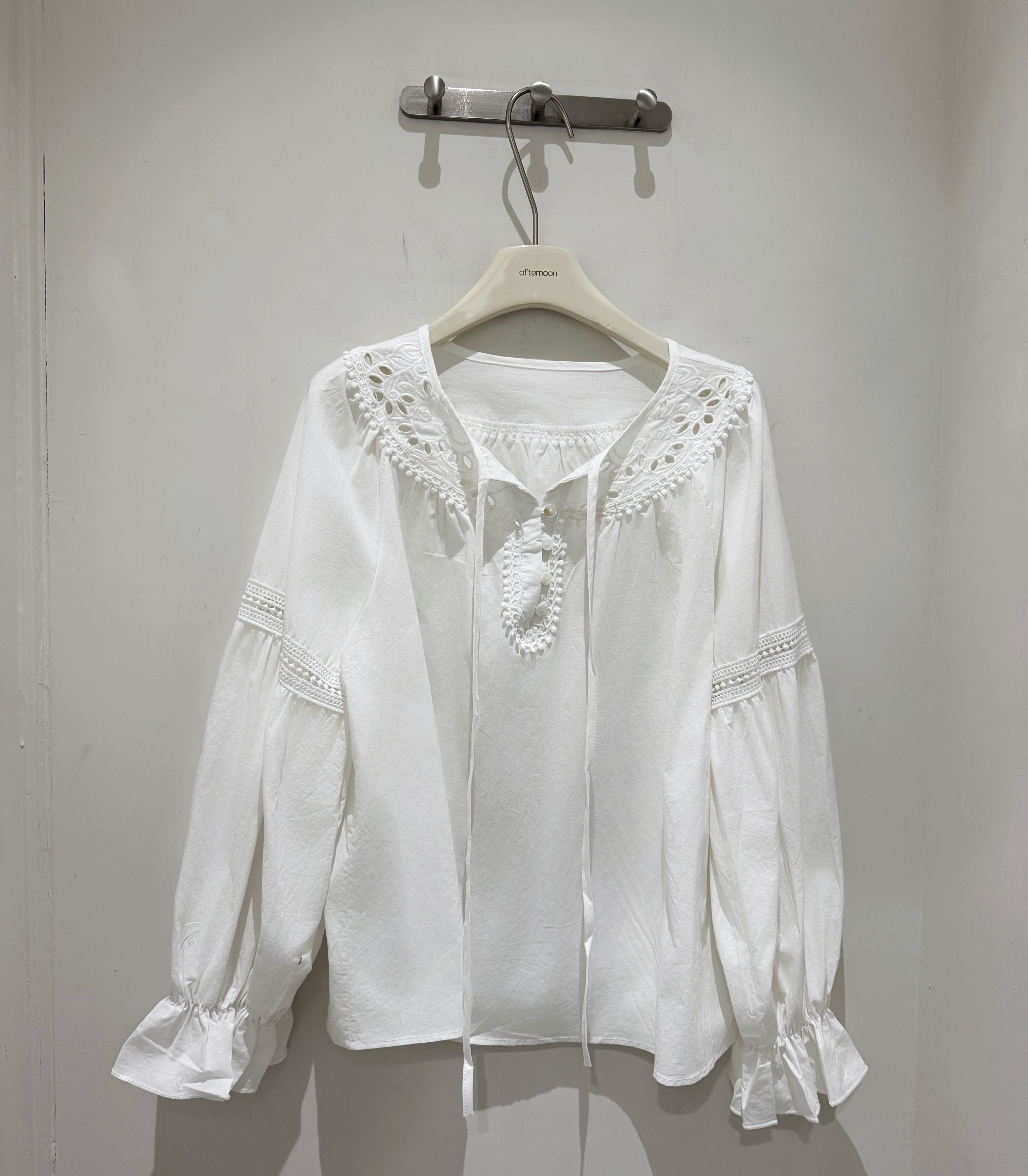 255 甜美雕花喇叭袖襯衫