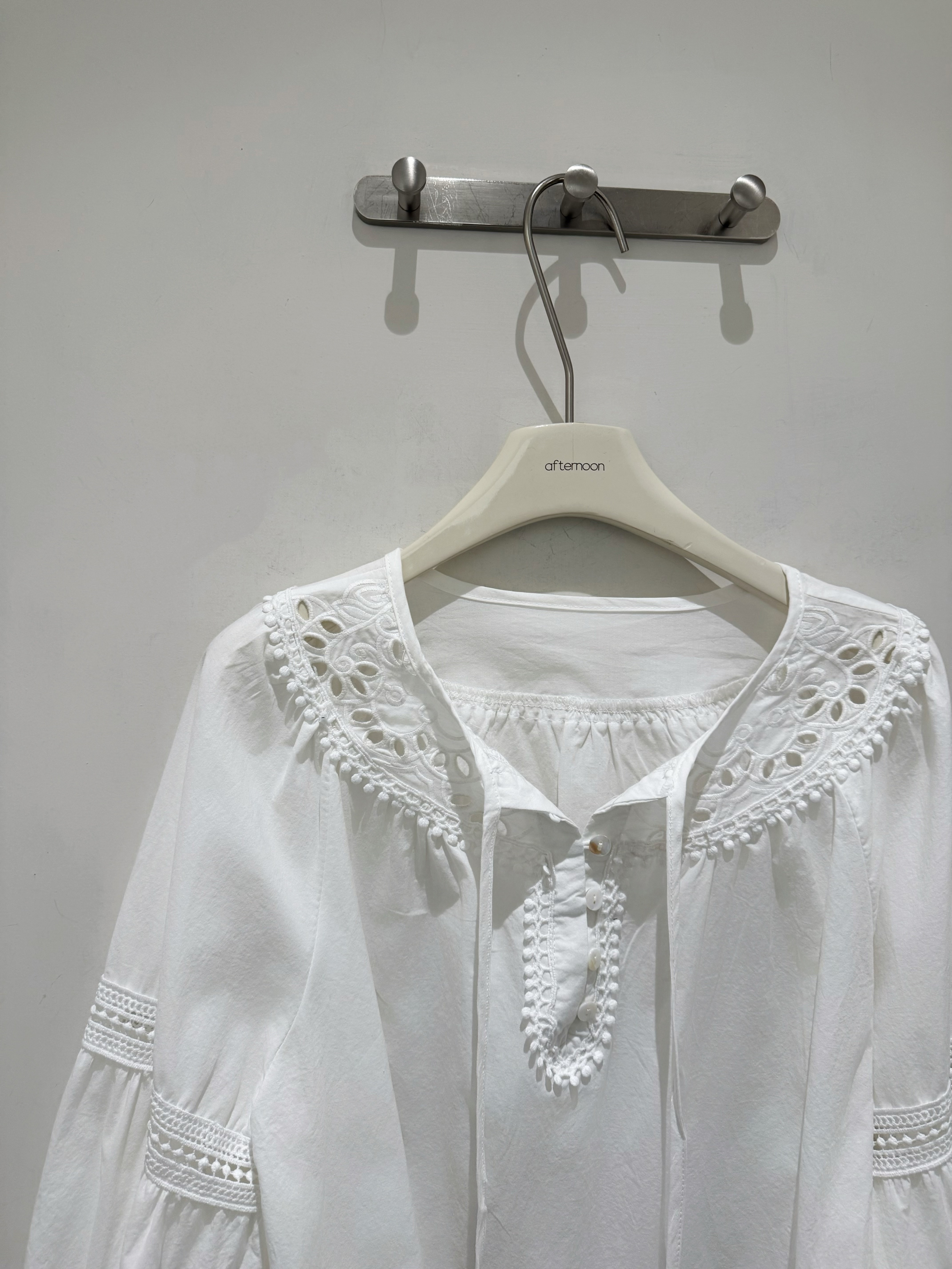 255 甜美雕花喇叭袖襯衫