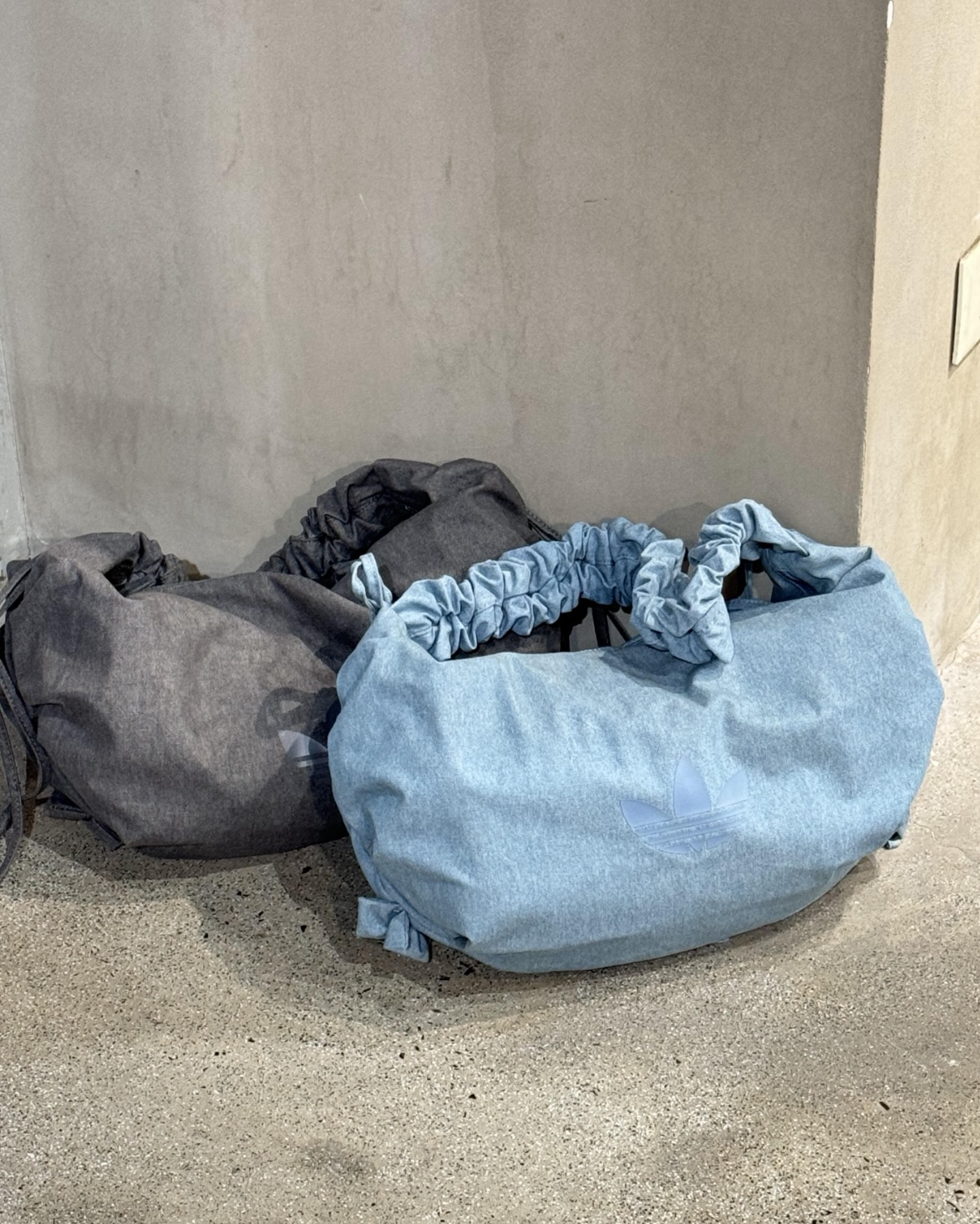 ADIDAS ORIGINALS RUFFLE 皺摺包 三葉草 荷葉邊 大容量 單肩包 側背包 花邊 拉繩 炭灰色 牛仔藍