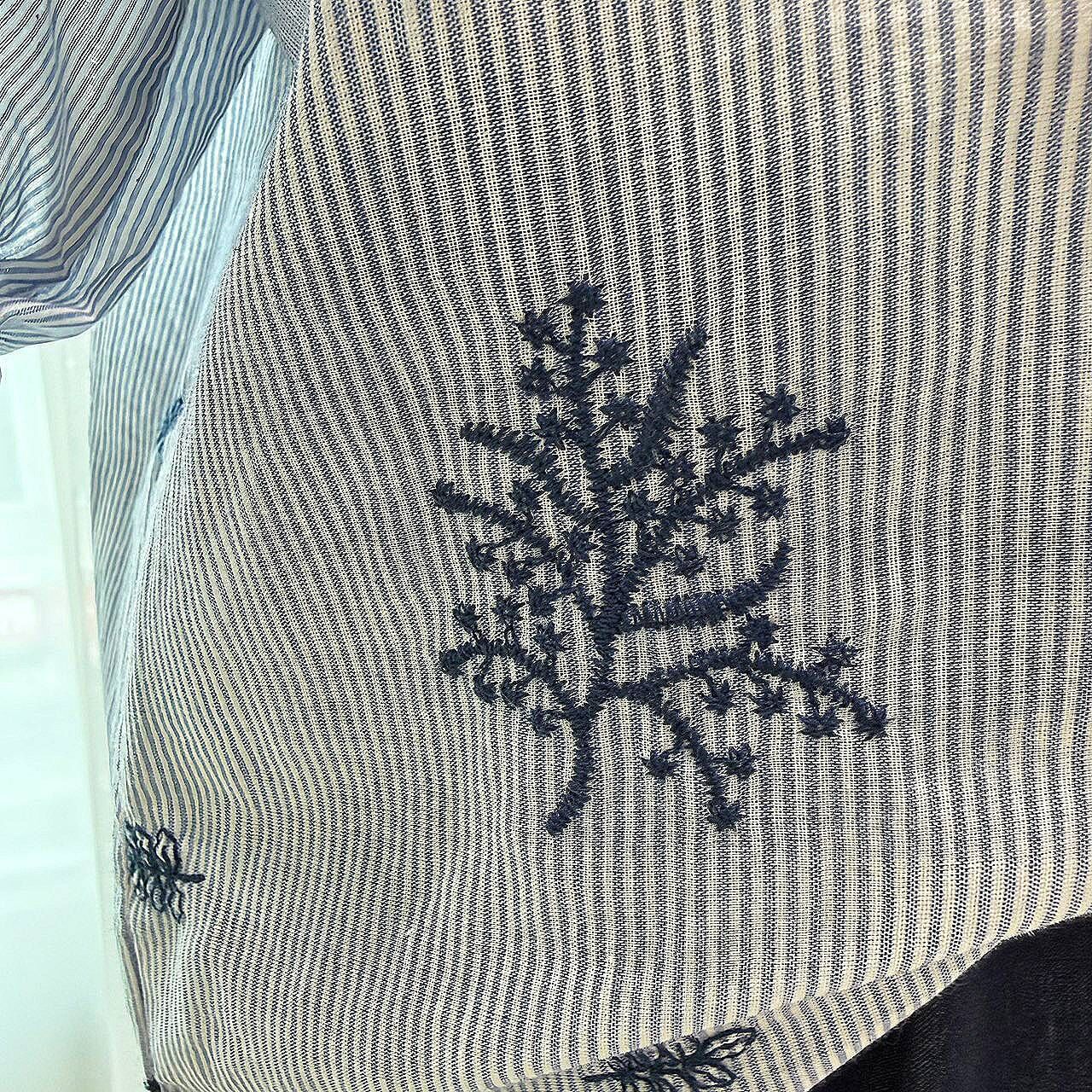 A8200-刺繡葉子線條透薄上衣