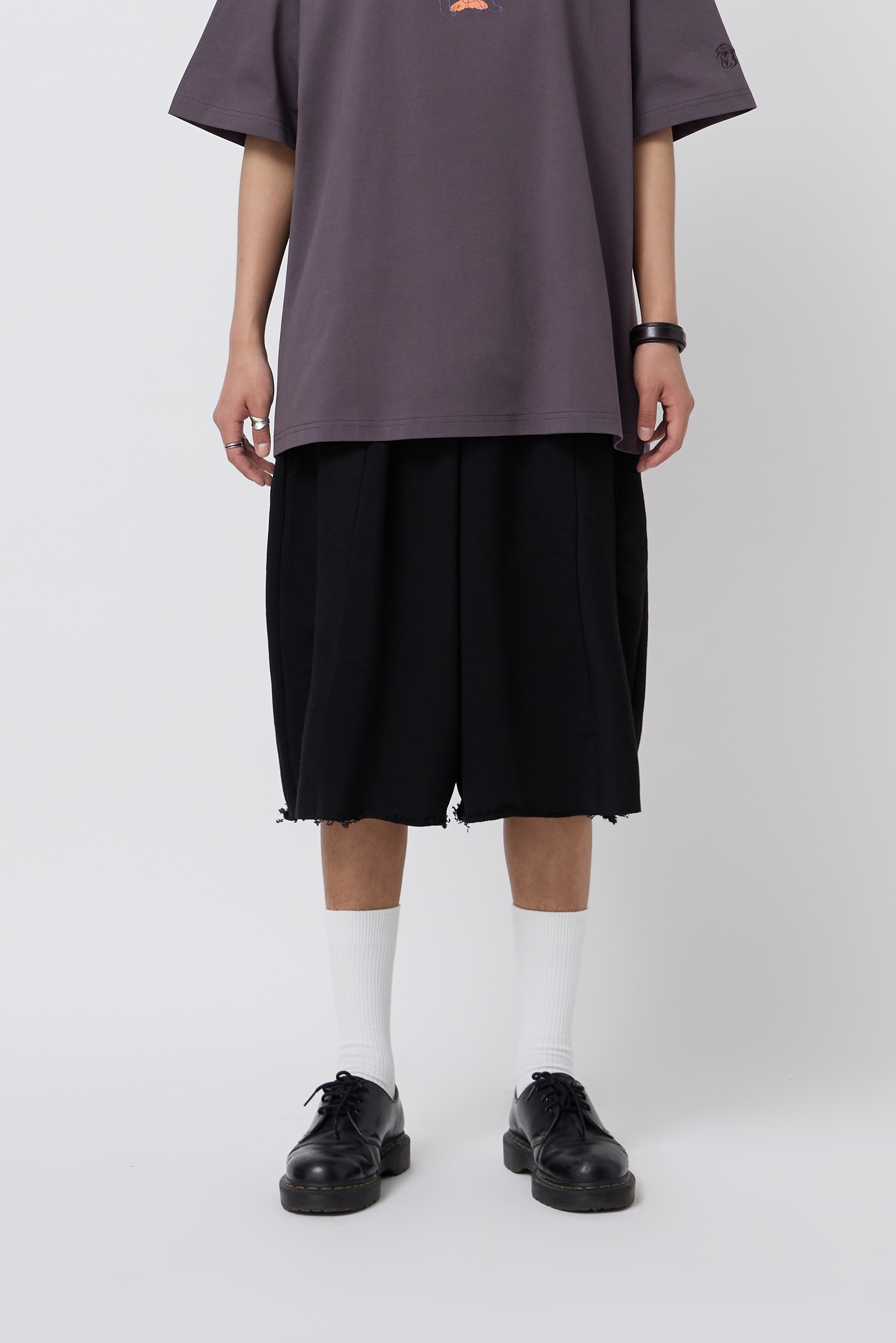 NOIR 剪接不修邊純棉短褲