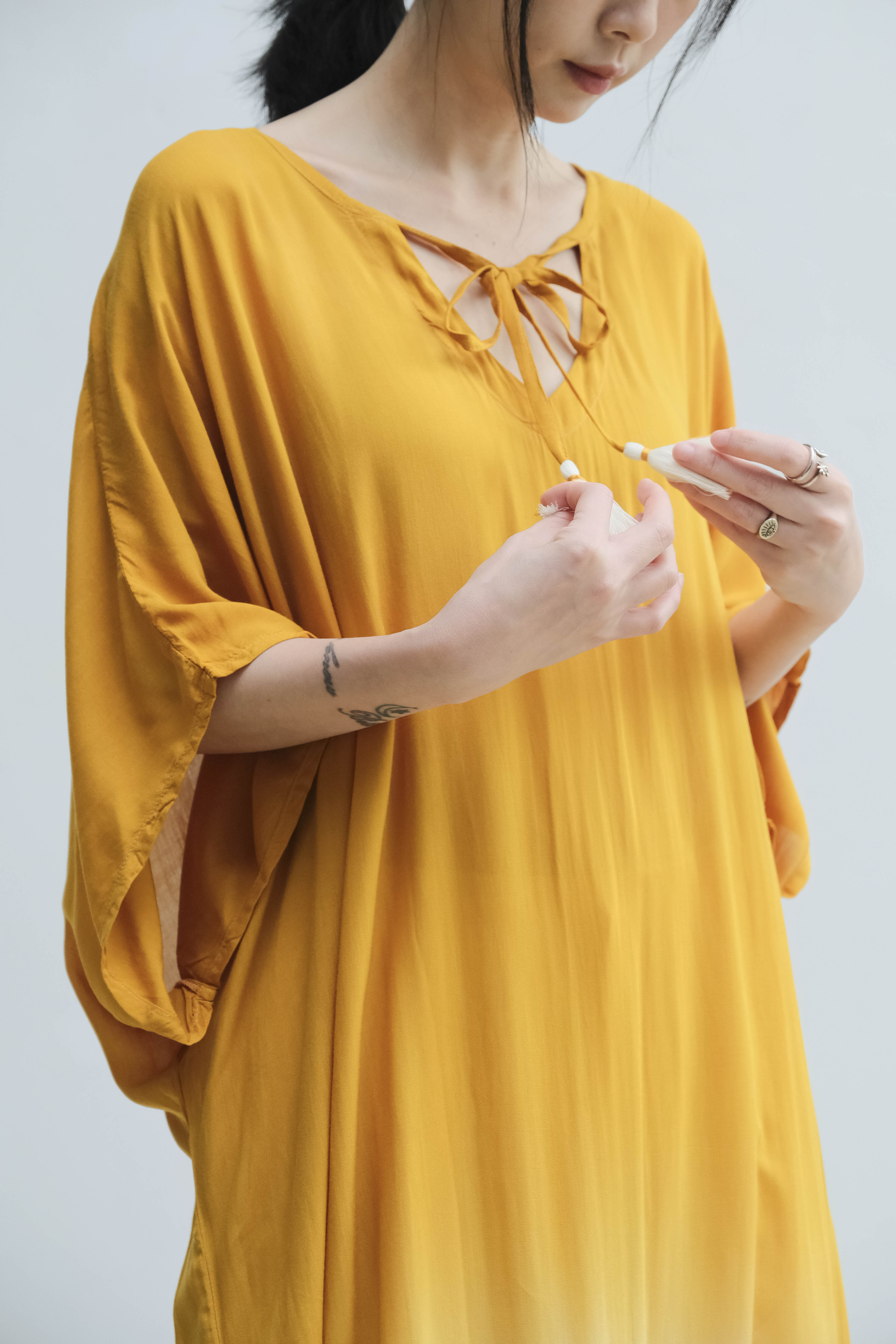 綁帶流蘇漸層洋裝罩衫 / 嫘縈 黃