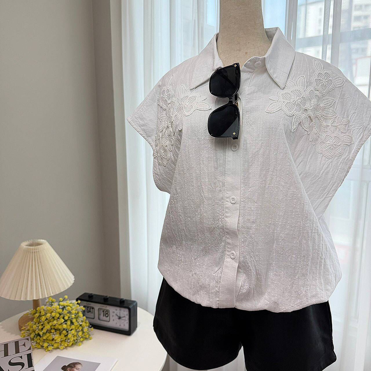 A8016-肩拚蕾絲小包袖抗皺襯衣