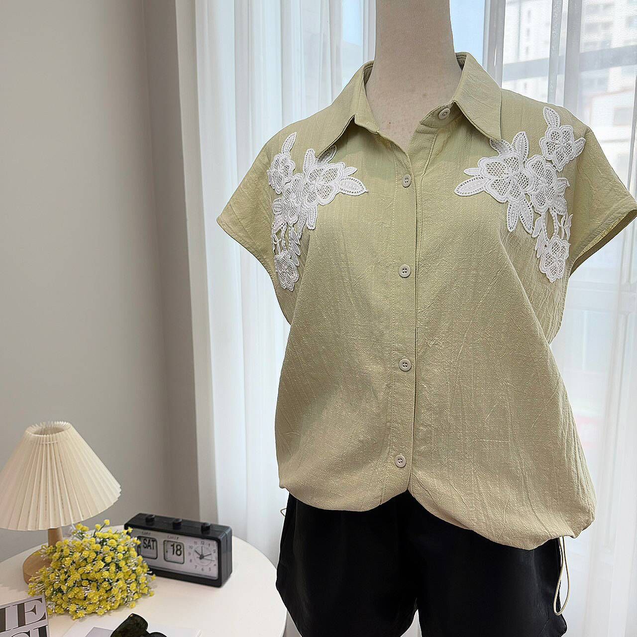 A8016-肩拚蕾絲小包袖抗皺襯衣