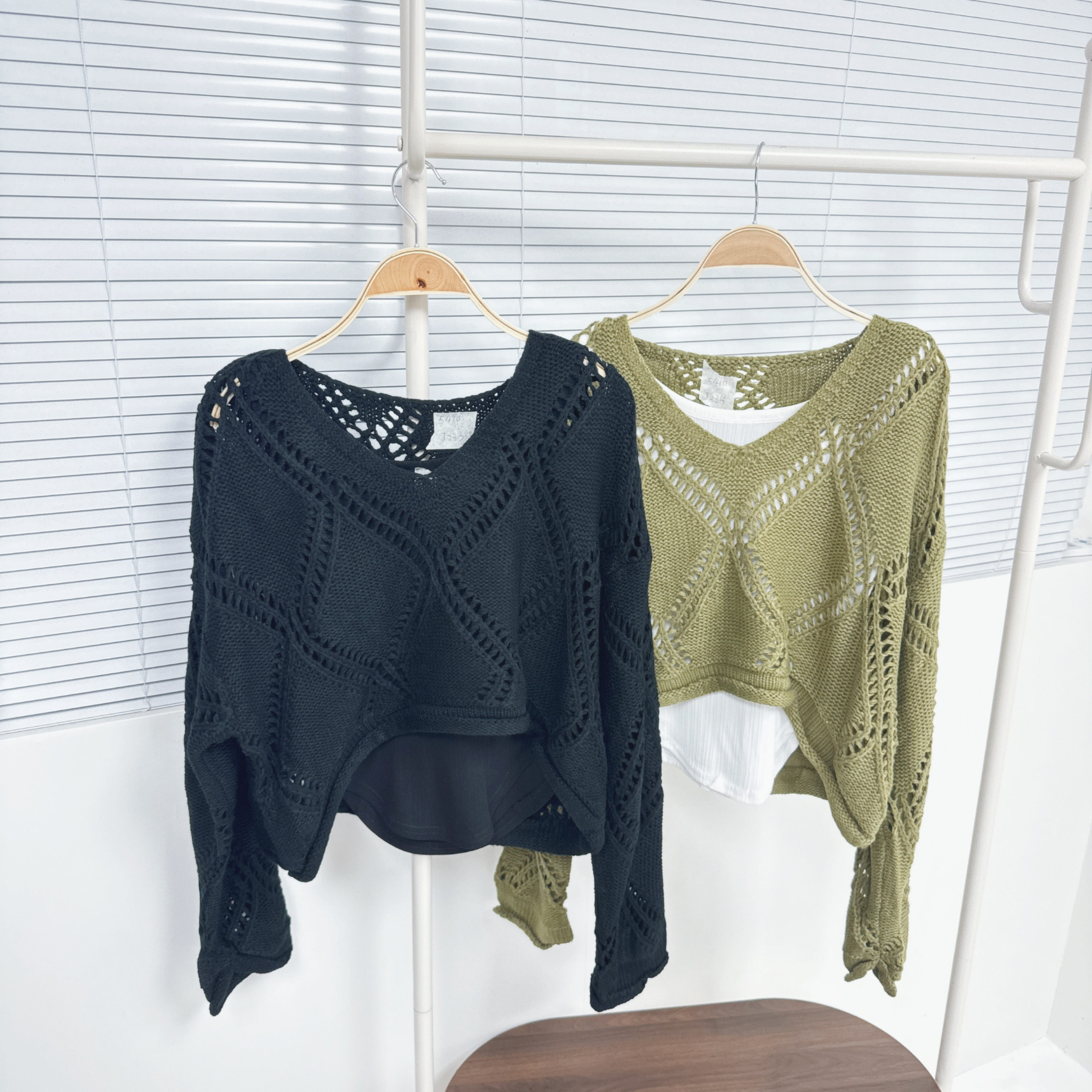 【Hoi2推介】V領菱格冷衫連打底背心