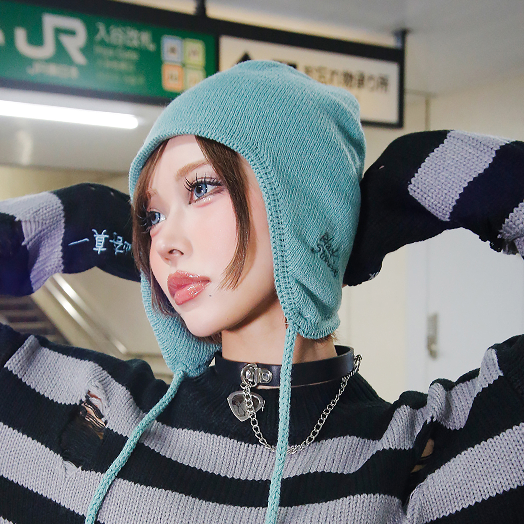 真一 針織護耳毛帽 附徽章