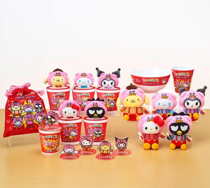 【Luxury】日本限定 HELLO KITTY☆ 三麗鷗 × OYATSU COMPANY ブタメン小豬泡麵 聯名 凱蒂貓 庫洛米 布丁狗 酷企鵝 大耳狗 玩偶吊飾