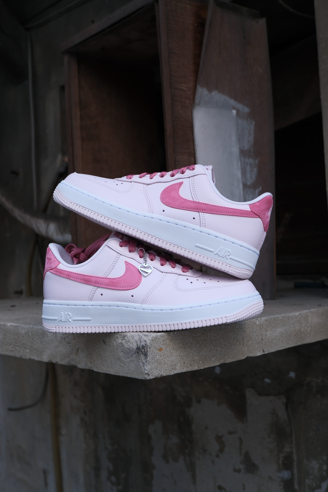 Nike W Air Force 1 '07 情人節限定 粉色 愛心吊飾 IO8755-600