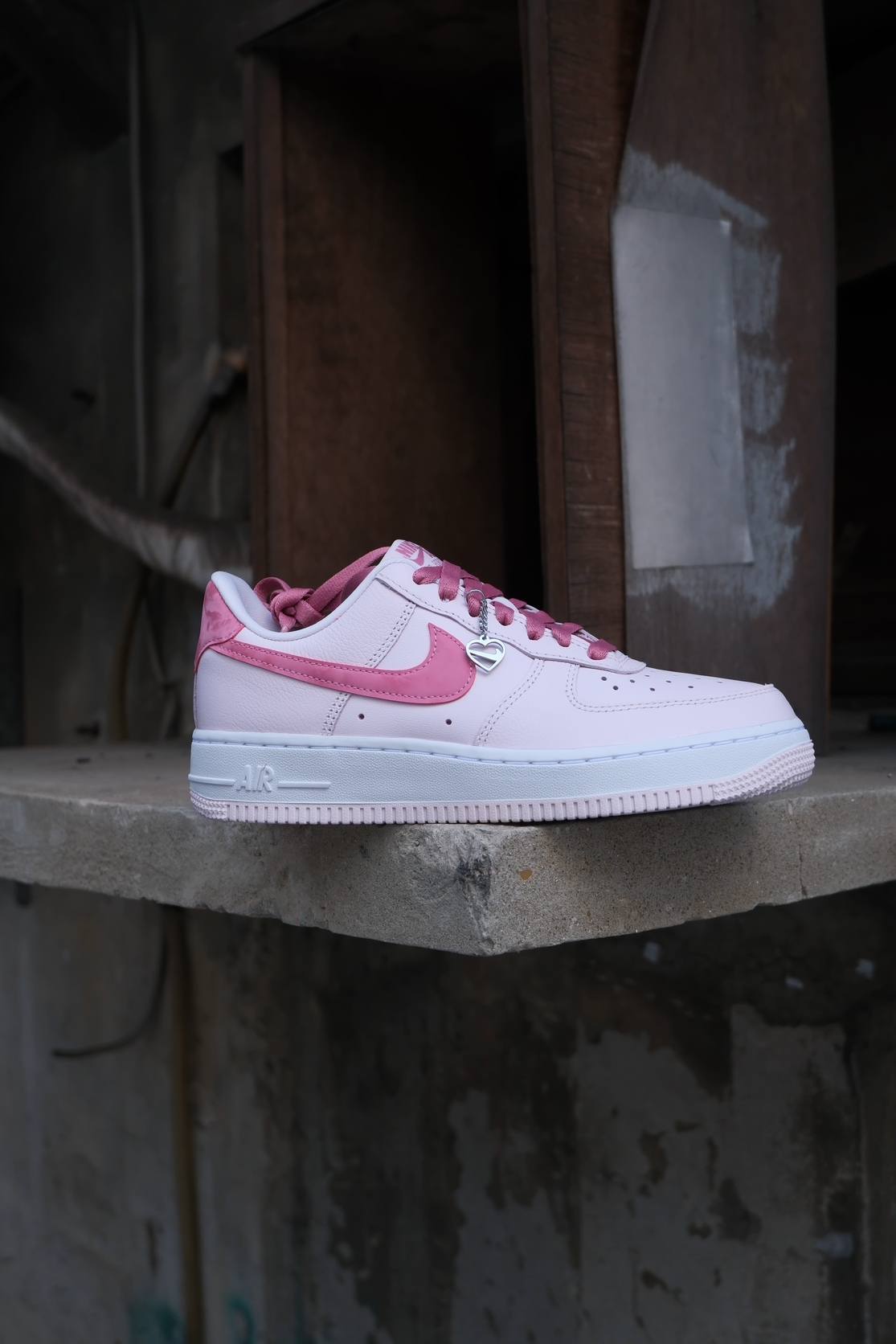 Nike W Air Force 1 '07 情人節限定 粉色 愛心吊飾 IO8755-600