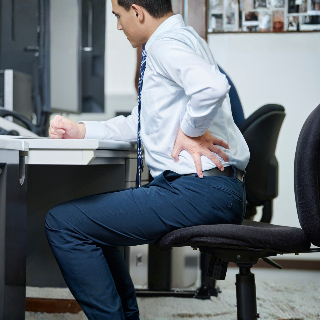 調整人體工學椅高度與腰靠的 SOP 步驟圖