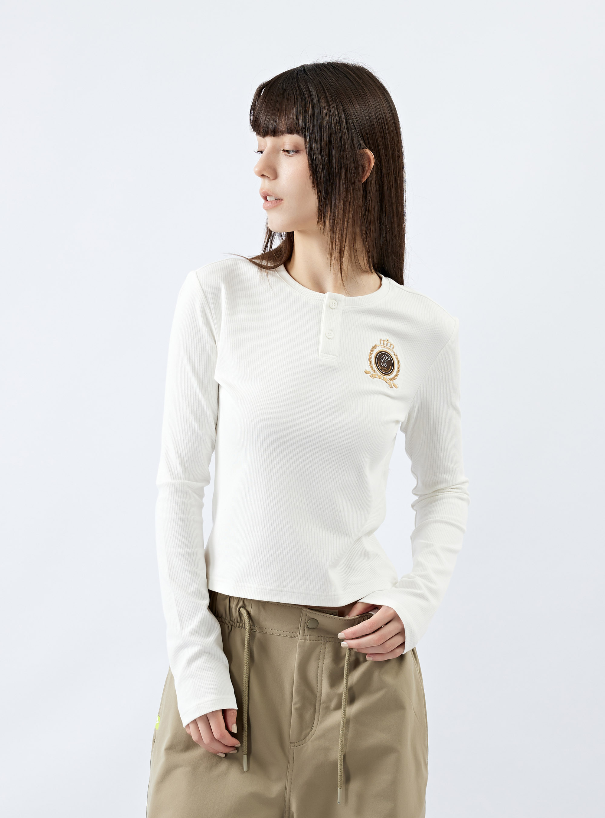 女款 亨利領素色合身長袖上衣