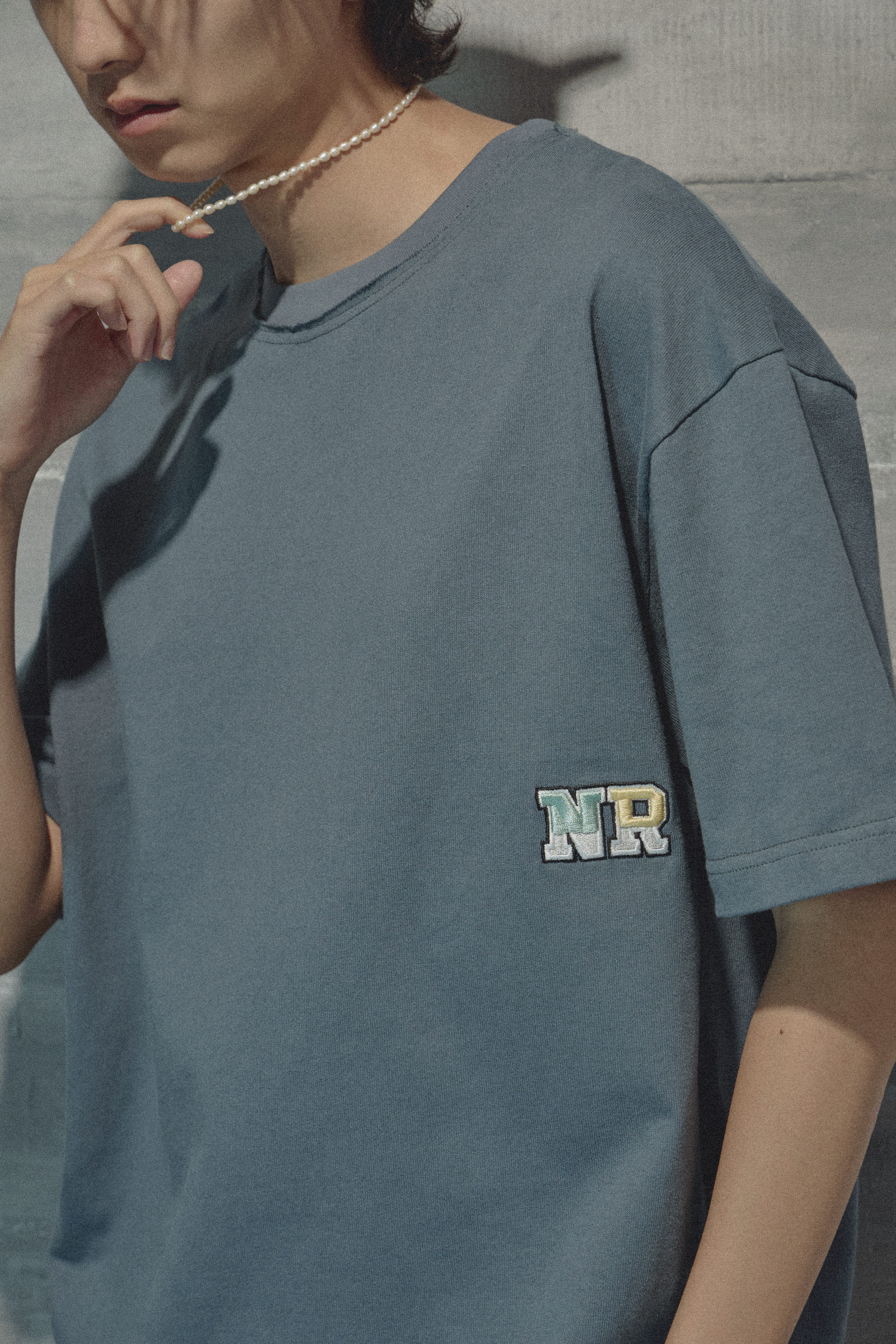 NOIR 浮凸刺繡短TEE