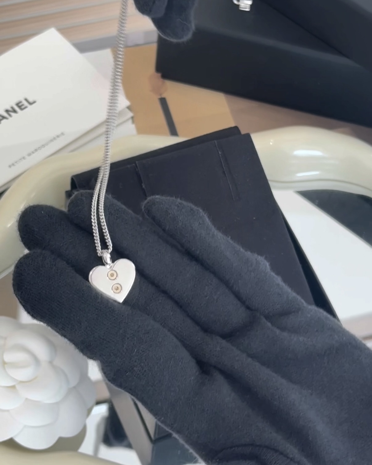 CHANEL｜銀色愛心閃鑽項鏈