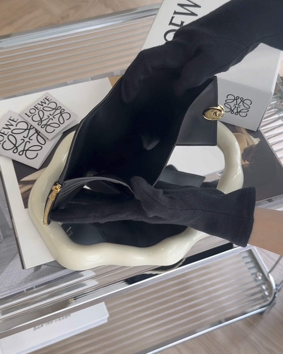 LOEWE｜納帕小牛皮 PEBBLE 小號三折短夾 黑金