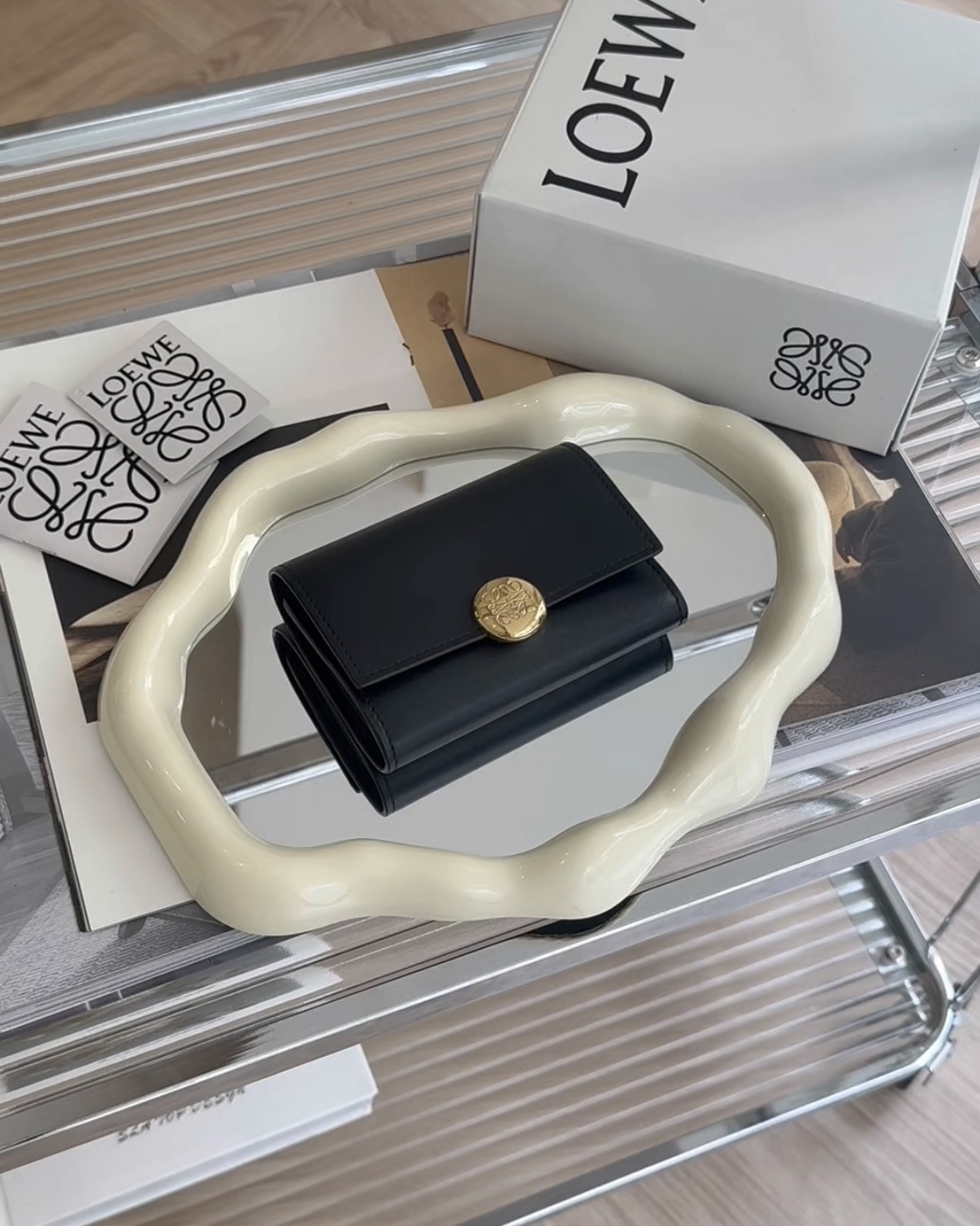 LOEWE｜納帕小牛皮 PEBBLE 小號三折短夾 黑金