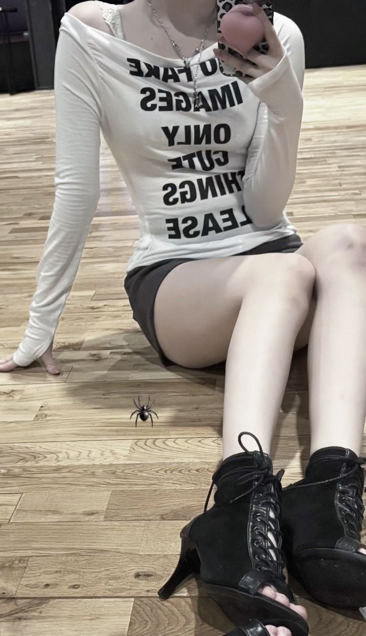 (asa/ taeyeon同款) pleasenofollow - kacy lettering long off shoulder top (white)