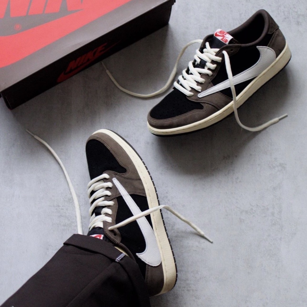 TRAVIS SCOTT X AIR JORDAN 1 LOW 初代倒鉤 深棕 白勾 男款 CQ4277-001