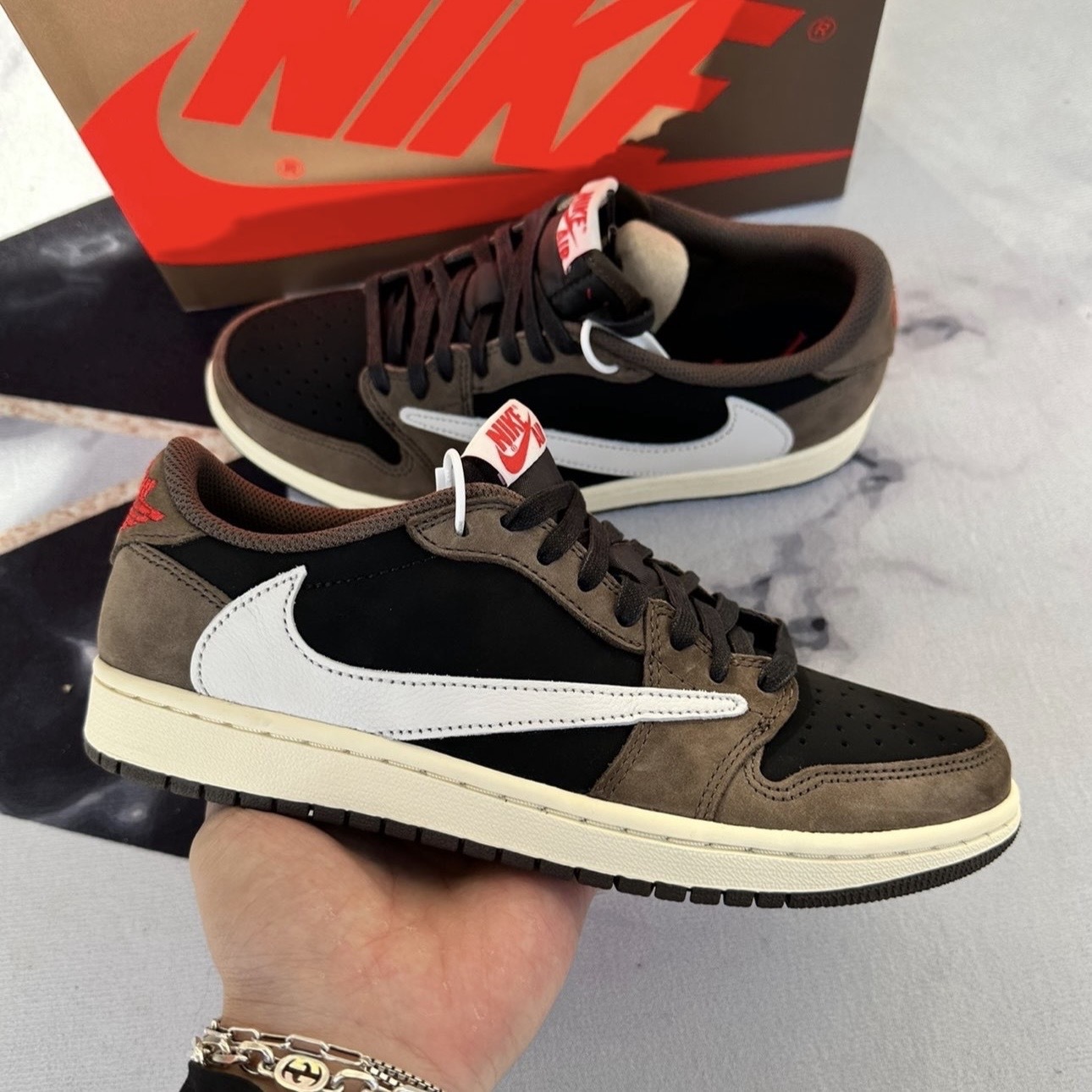 TRAVIS SCOTT X AIR JORDAN 1 LOW 初代倒鉤 深棕 白勾 男款 CQ4277-001