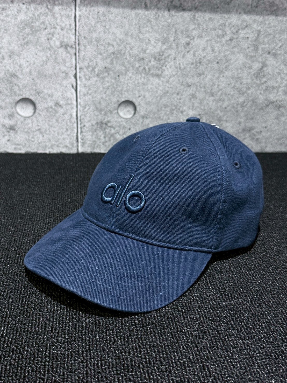 alo 質感水洗深藍 海軍藍 刺繡Logo 老帽 Jisoo款