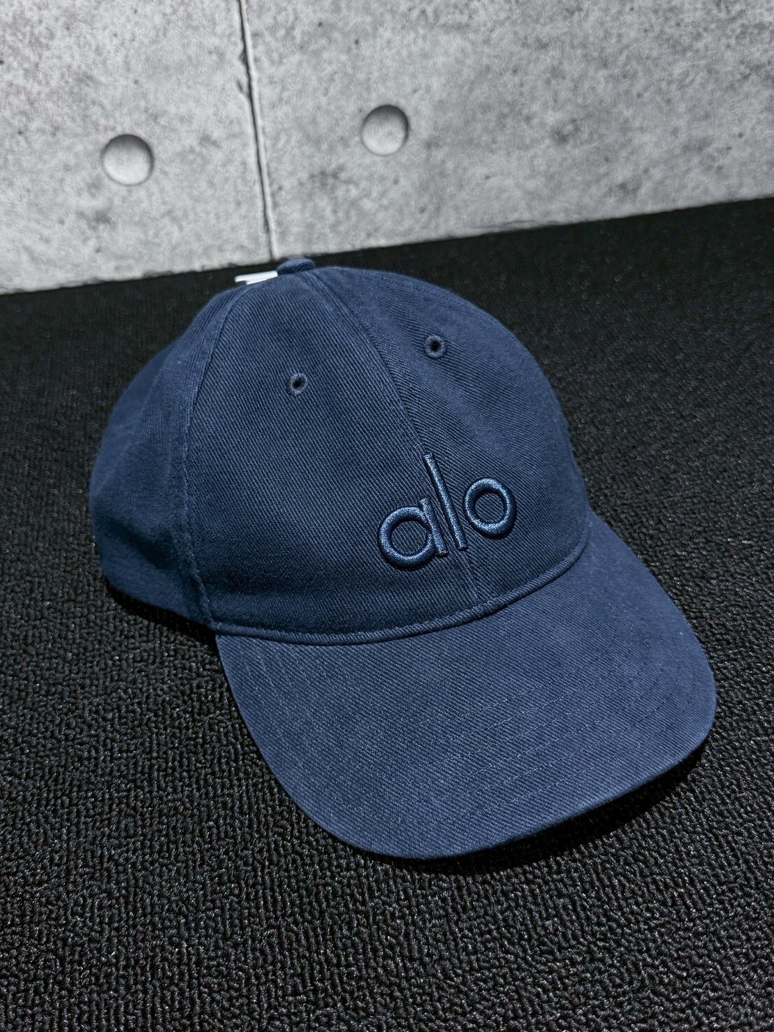 alo 質感水洗深藍 海軍藍 刺繡Logo 老帽 Jisoo款