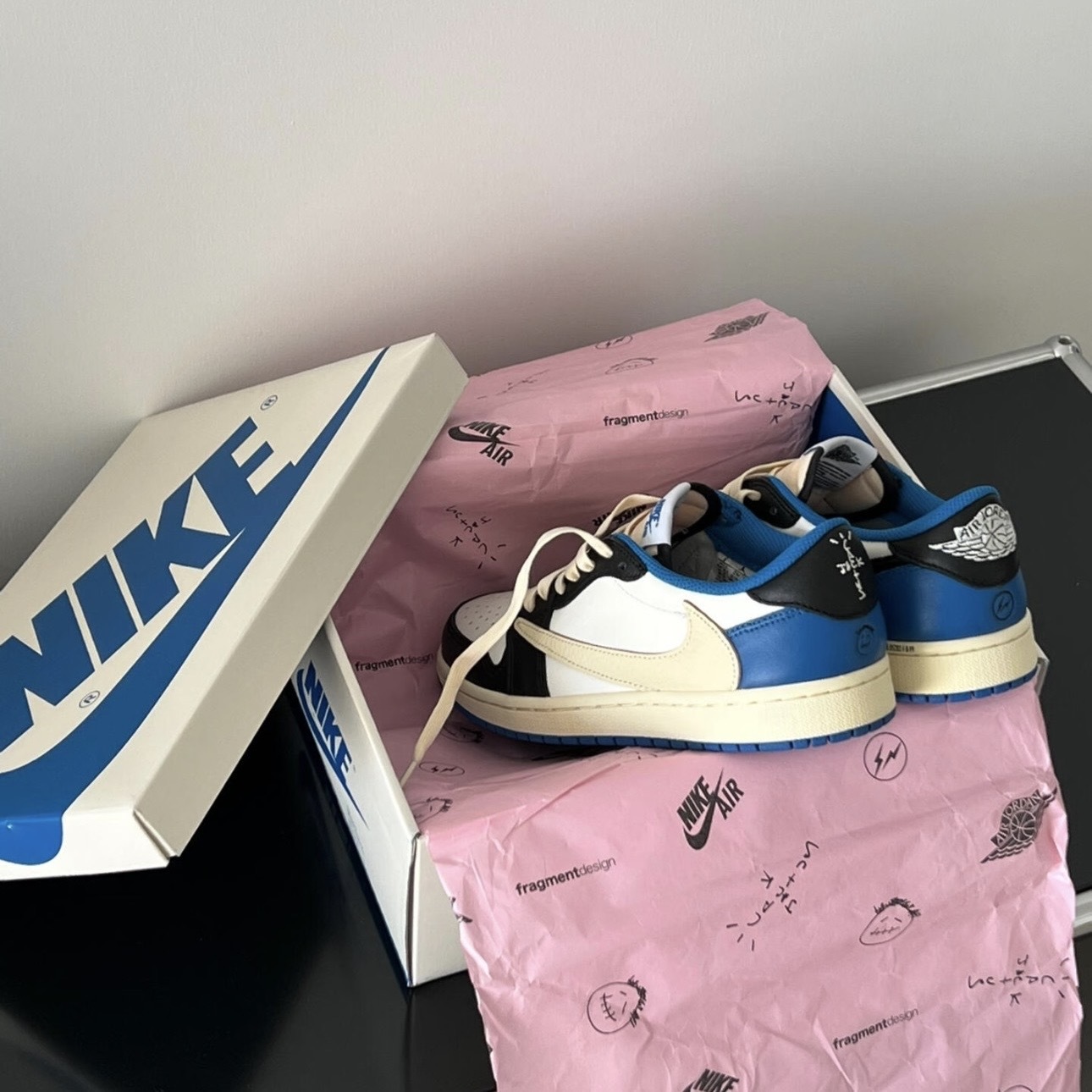 TRAVIS SCOTT x FRAGMENT DESIGN x JORDAN 1 OG 藤原浩 倒鉤 閃電藍 白藍 三方聯名 DM7866-140