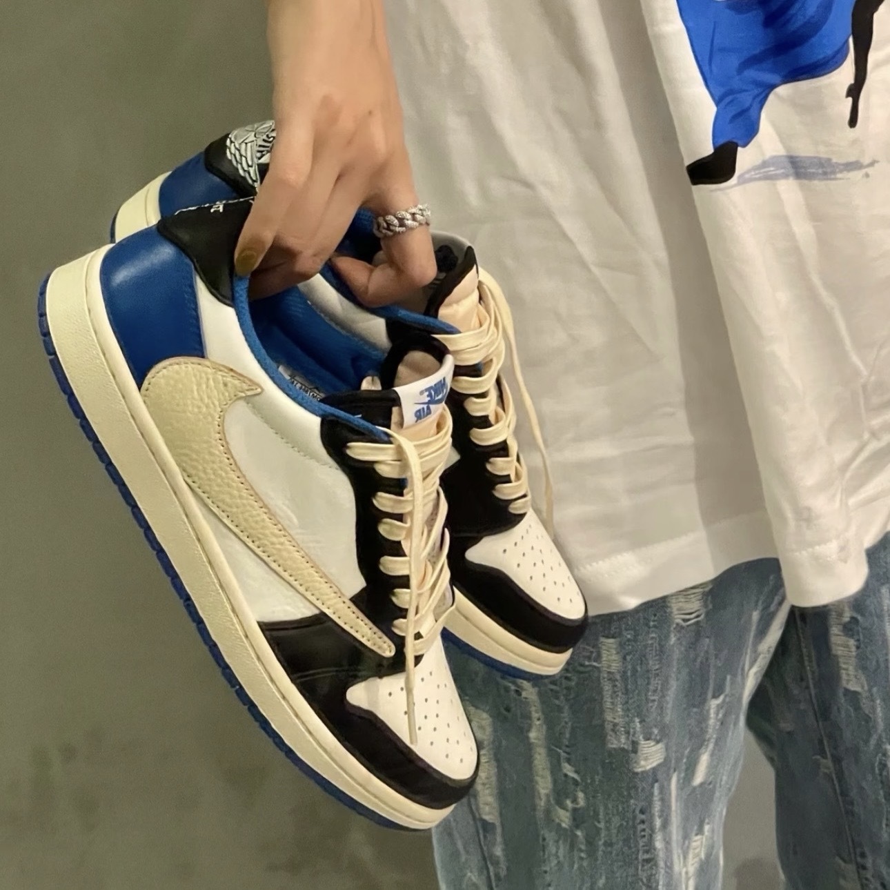 TRAVIS SCOTT x FRAGMENT DESIGN x JORDAN 1 OG 藤原浩 倒鉤 閃電藍 白藍 三方聯名 DM7866-140