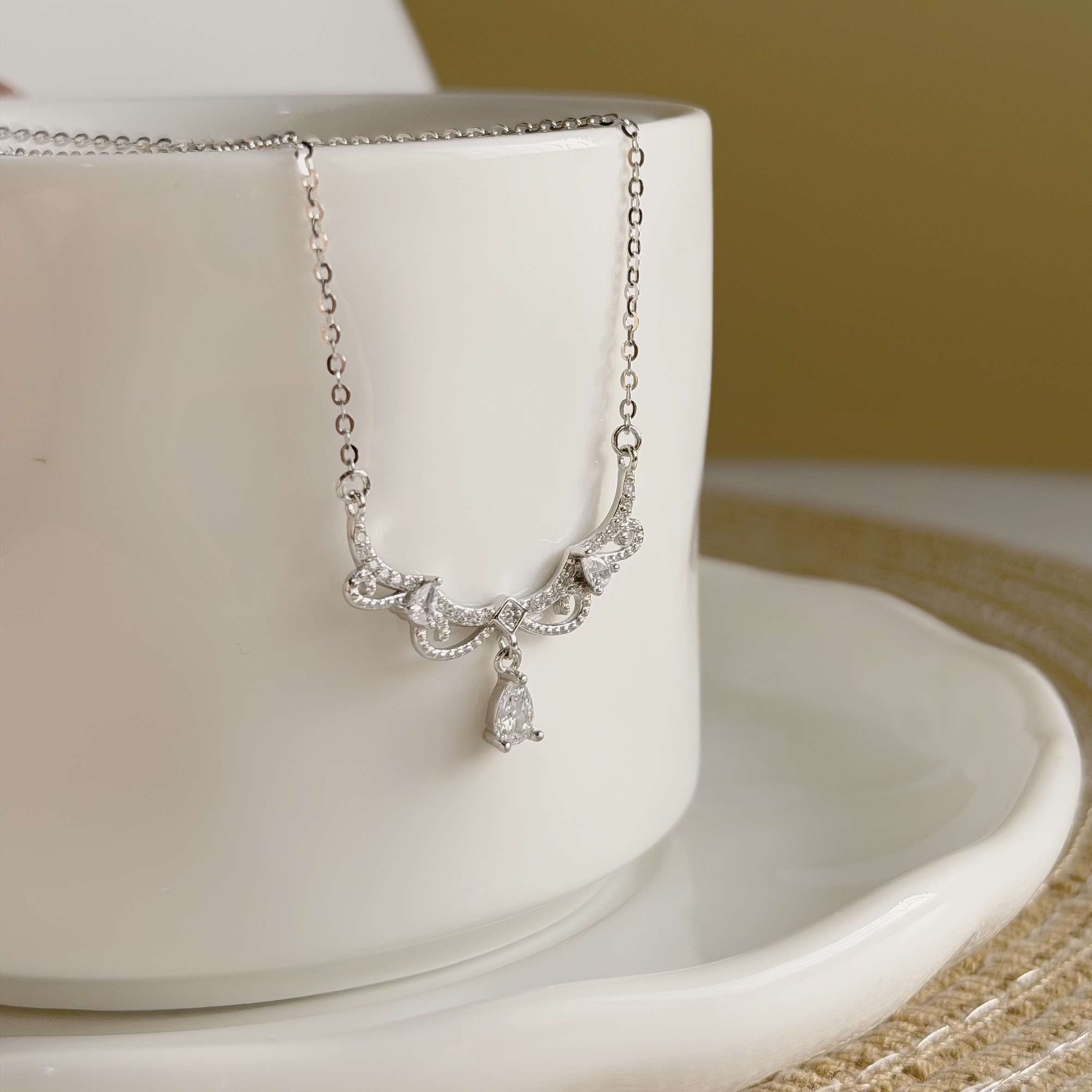 D112【輕奢】皇冠水滴垂吊純銀鎖骨鏈