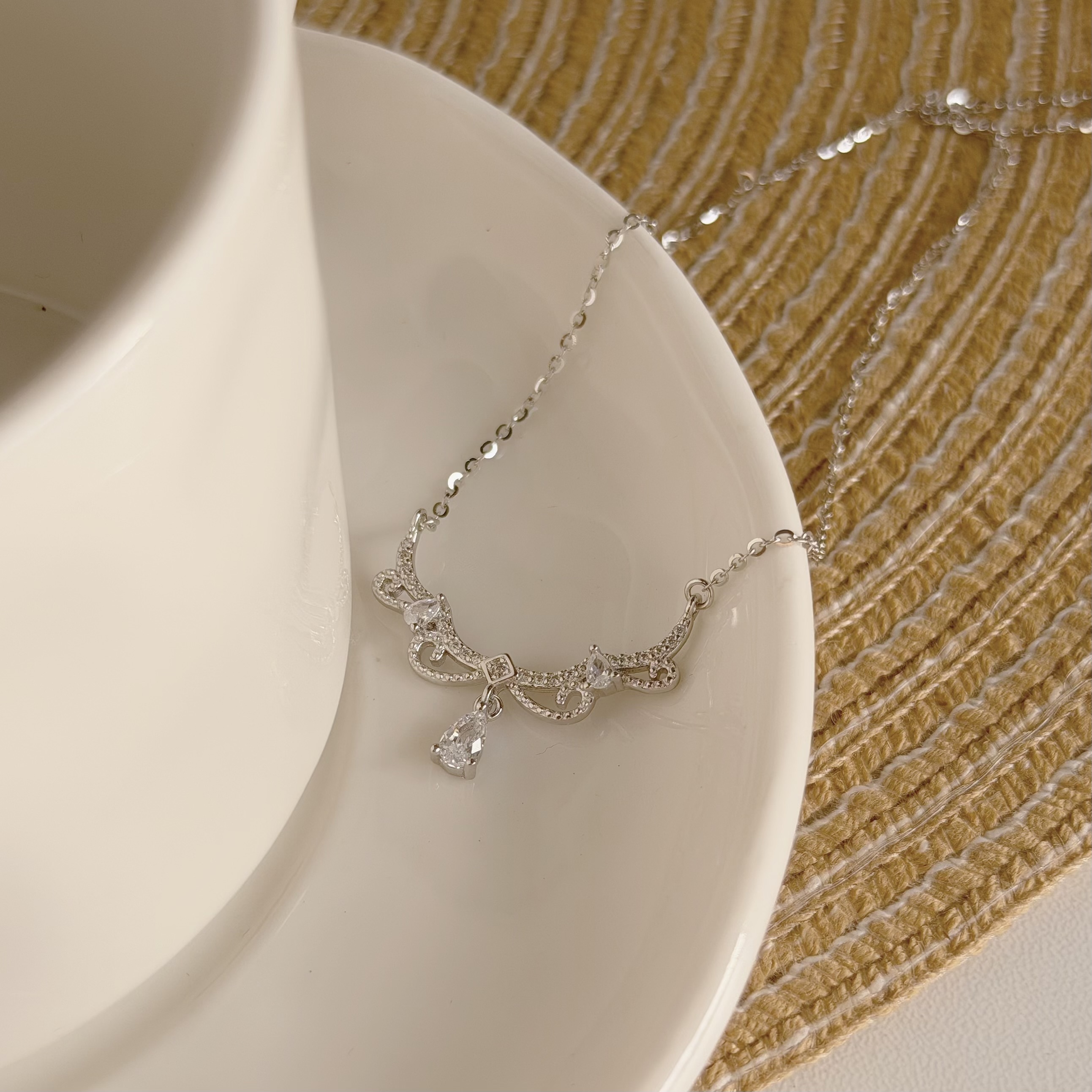 D112【輕奢】皇冠水滴垂吊純銀鎖骨鏈