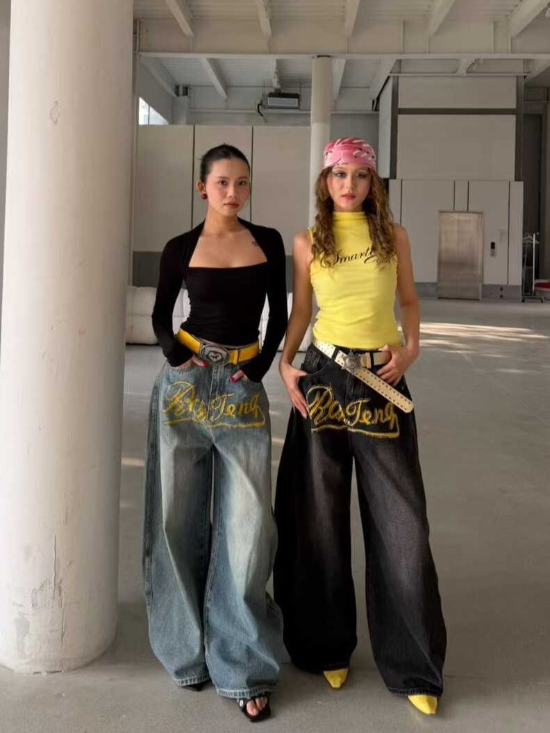 《S.V》復古草寫字刺繡彎刀褲