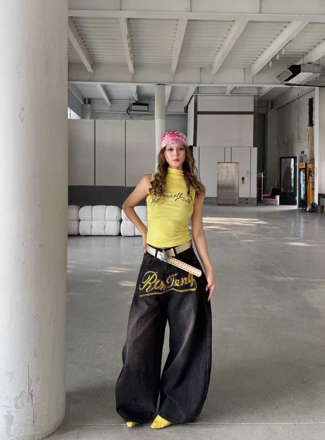 《S.V》復古草寫字刺繡彎刀褲