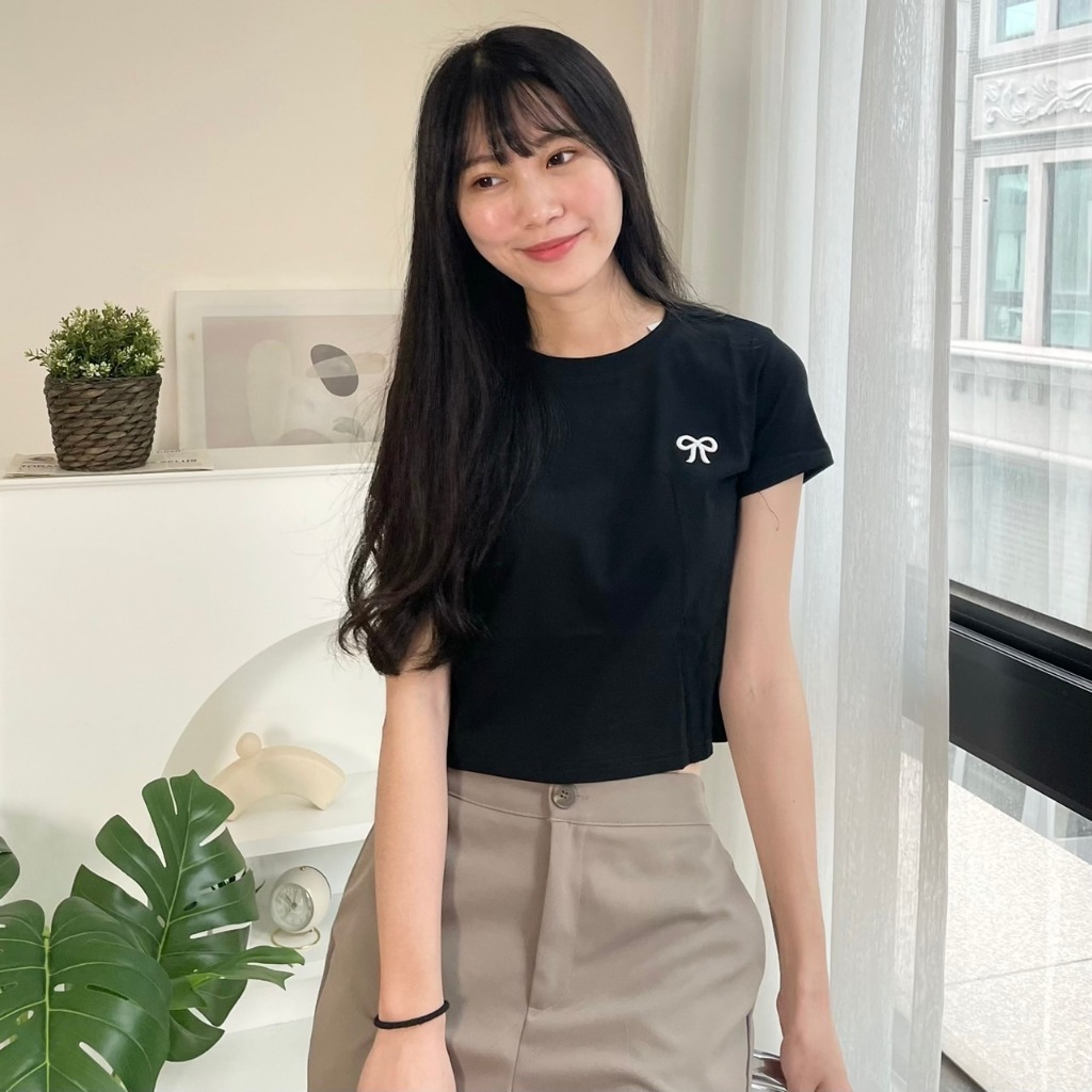 刺繡蝴蝶結 超彈力短版上衣  991