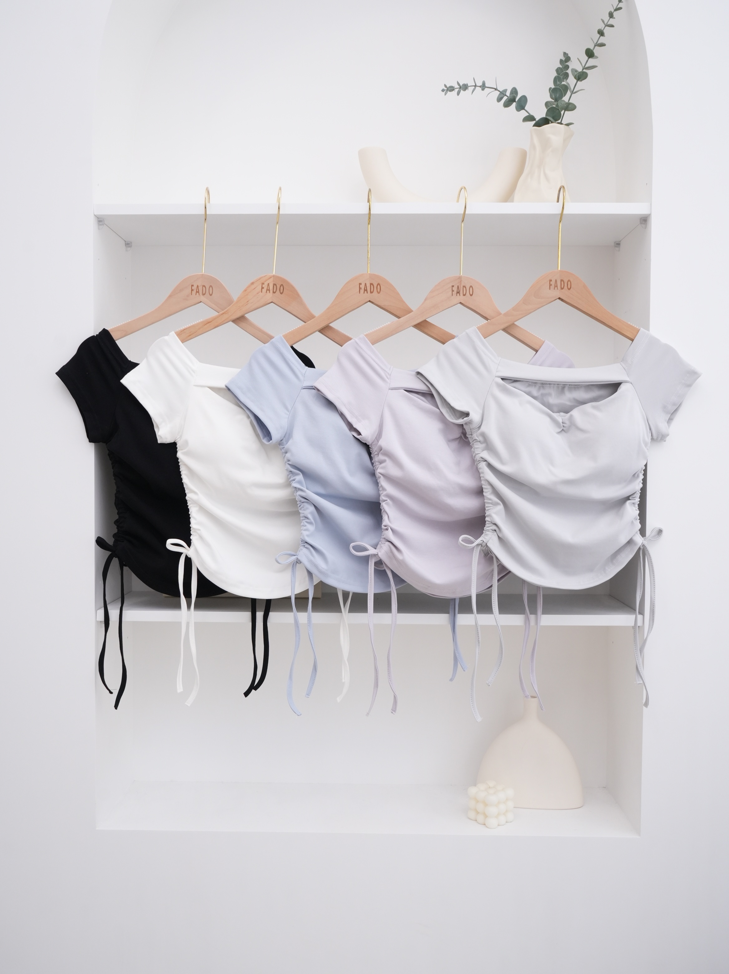 法朵Fado shop｜素面領鏤空側邊抽繩一字領Tee{有杯墊} 0215057 五色